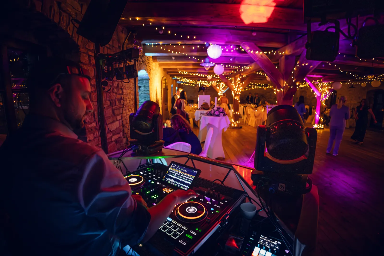 DO MUSIC DJ Setup in beleuchteter Eventlocation